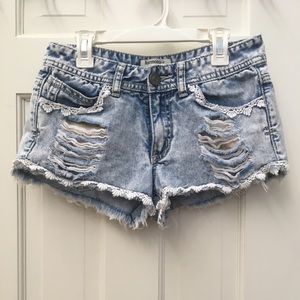 CROCHET TRIM DISTRESSED SHORTS